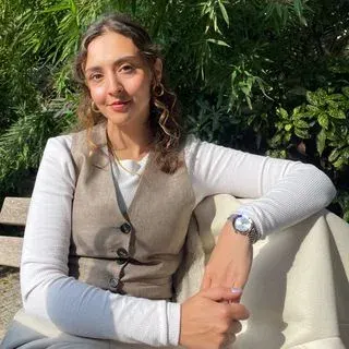 Psk. Doğa Dönmez — Psikoloji. Portre fotoğrafı.