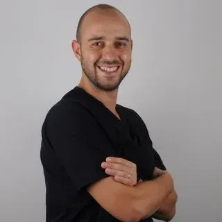 Dr. Dt. Nevzat Sezer Işıksaçan — Ağız Diş Ve Çene Cerrahisi, Ataşehir, İstanbul. Portre fotoğrafı.