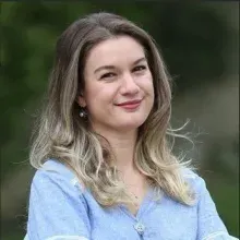 Kl. Psk. Burcu Çetin Şeker — Psikoloji, İstanbul. Portre fotoğrafı.