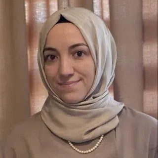 Psk. | Bilim Uzmanı Tuğba Öncü — Psikoloji, İstanbul. Portre fotoğrafı.