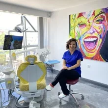 Uzm. Dt. Helin Özkan Özcan — İzmir. Portre fotoğrafı.