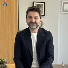 Doç. Dr. Serdar Yüce — Plastik Rekonstrüktif Ve Estetik Cerrahi, Ankara. Portre fotoğrafı.