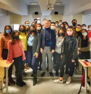 Prof. Dr. Kemal Uygur profilinde yer alan galeri fotoğrafı.