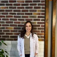 Dt. Fatma Merve Baş — Diş Hekimi, Kadıköy, İstanbul. Portre fotoğrafı.