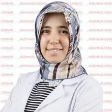 Uzm. Dyt. Ayşe Merve Sarı — Diyetisyen, İstanbul. Portre fotoğrafı.