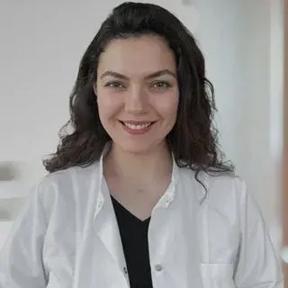 Op. Dr. Hatice Aylin Yılmaz — Plastik Rekonstrüktif Ve Estetik Cerrahi, İstanbul. Portre fotoğrafı.