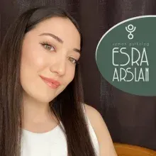 Psk. | Bilim Uzmanı Esra Arslan — Psikoloji, İstanbul. Portre fotoğrafı.