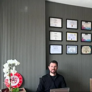 Dt. Mustafa Özden — Diş Hekimi, Antalya. Portre fotoğrafı.