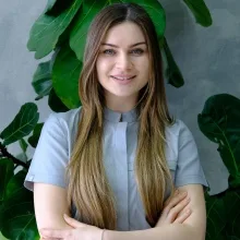 Dt. Sinem Adıgüzel — Diş Hekimi, İstanbul. Portre fotoğrafı.