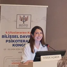 Psk. Dan. | Bilim Uzmanı Gözde Açıker — İzmir. Portre fotoğrafı.