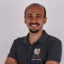 Dt. Mehmet Karabağ — Diş Hekimi, Karşıyaka, İzmir. Portre fotoğrafı.