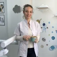 Dr. Dt. Hazal Ezgi Erken — İzmir. Portre fotoğrafı.