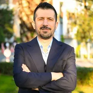 Op. Dr. Sadun Yalçın — Göz Hastalıkları, İstanbul. Portre fotoğrafı.