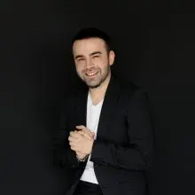 Uzm. Dr. Mehmet Demirel — Dermatoloji, Mersin. Portre fotoğrafı.