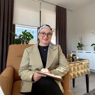 Psk. Handenur Çelik — Psikoloji. Portre fotoğrafı.