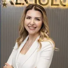 Doç. Dr. Aslı Korur — Aile Hekimliği, Adana. Portre fotoğrafı.