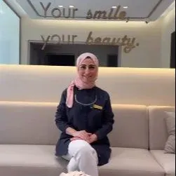 Dr. Dt. Fatma Macit — Diş Hekimi, İstanbul. Portre fotoğrafı.