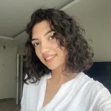 Dyt. Latife Kelcioğlu — Diyetisyen. Portre fotoğrafı.