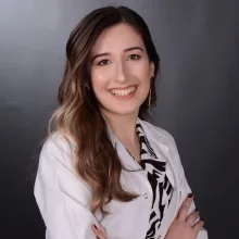 Dt. Ezgi Cesur — Diş Hekimi, Aydın. Portre fotoğrafı.