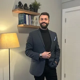 Kl. Psk. Enes Özşenel — Psikoloji, Kadıköy, İstanbul. Portre fotoğrafı.