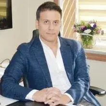 Doç. Dr. Özgür Pilancı — Plastik Rekonstrüktif Ve Estetik Cerrahi, İstanbul. Portre fotoğrafı.