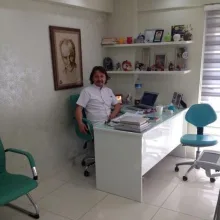 Dt. Nihat Vereskala — Diş Hekimi, İzmir. Portre fotoğrafı.