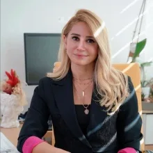 Doç. Dr. Özlem Çolak — Plastik Rekonstrüktif Ve Estetik Cerrahi, İstanbul. Portre fotoğrafı.