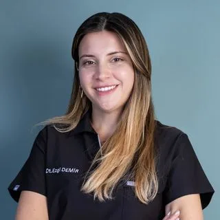 Dt. Ezgi Demir — Diş Hekimi, Eskişehir. Portre fotoğrafı.