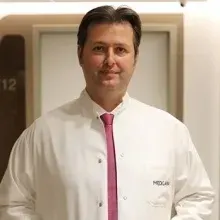 Prof. Dr. Gökçe Şirin — Kalp Ve Damar Cerrahisi, Üsküdar, İstanbul. Portre fotoğrafı.