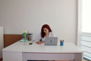 Dkt. Yağmur Uslu profilinde yer alan galeri fotoğrafı.
