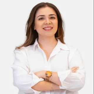 Dt. İremnur Bostancı — Diş Hekimi, Tepebaşı, Eskişehir. Portre fotoğrafı.