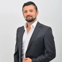 Psk. Kağan Ay — Psikoloji, İzmir. Portre fotoğrafı.