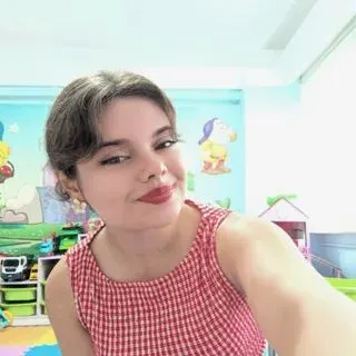Dkt. Saliha Gizem Bekar — Dil ve Konuşma Terapisi, İstanbul. Portre fotoğrafı.