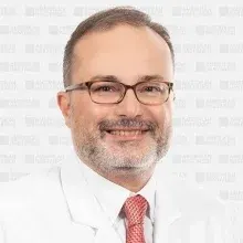 Uzm. Dr. Alpay Sezer — Kardiyoloji, İstanbul. Portre fotoğrafı.