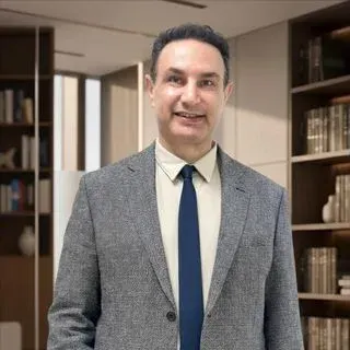 Op. Dr. Sezgin Dursun — Kadın Hastalıkları Ve Doğum, İstanbul. Portre fotoğrafı.