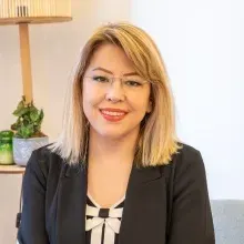 Uzm. Dr. Ayfer Özdemir — Psikiyatri, Atakum, Samsun. Portre fotoğrafı.
