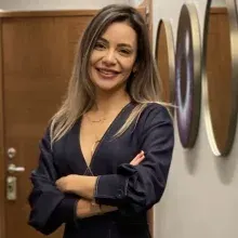Op. Dr. Buse Çapkınoğlu — Plastik Rekonstrüktif Ve Estetik Cerrahi, İstanbul. Portre fotoğrafı.