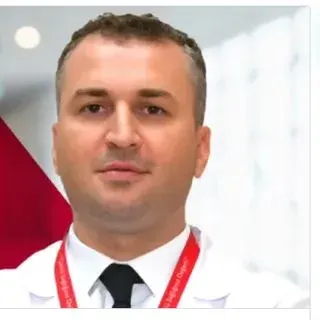 Doç. Dr. Yusuf Kuserli — Kalp Ve Damar Cerrahisi, Şişli, İstanbul. Portre fotoğrafı.