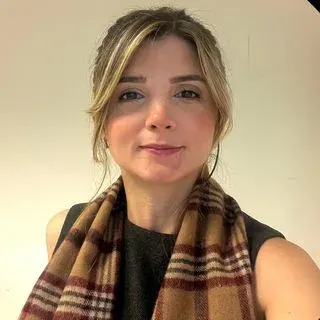 Uzm. Dr. Aslı Begüm Can Aydın — Çocuk ve Ergen Psikiyatrisi, İstanbul. Portre fotoğrafı.