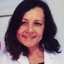 Uzm. Dr. Melahat Öz — Dermatoloji, İstanbul. Portre fotoğrafı.