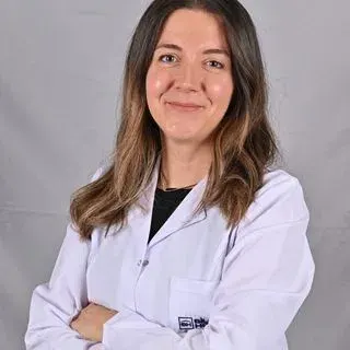 Uzm. Dr. Zeynep Aybike Sayan — İç Hastalıkları. Portre fotoğrafı.