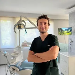 Uzm. Dt. Serhat Damar — Çocuk Diş Hekimliği (Pedodonti). Portre fotoğrafı.