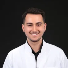 Dt. Emre Alagözyaylası — Diş Hekimi, Çorum. Portre fotoğrafı.