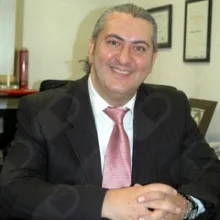 Op. Dr. İlhan Serdaroğlu — Plastik Rekonstrüktif Ve Estetik Cerrahi, İstanbul. Portre fotoğrafı.