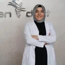Uzm. Dt. Merve Karaışık Soysal — Ankara. Portre fotoğrafı.
