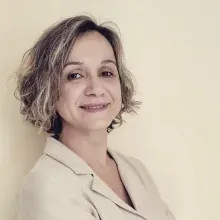 Uzm. Psk. Aslı Çağlar Özkur — Psikoloji. Portre fotoğrafı.