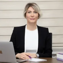 Op. Dr. Bahar Selda Doğan — İzmir. Portre fotoğrafı.