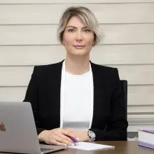 Op. Dr. Bahar Selda Doğan — İzmir. Portre fotoğrafı.