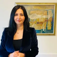 Psk. Özge Soyuer — Psikoloji, İzmir. Portre fotoğrafı.