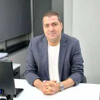 Uzm. Dr. Ahmet Evlice — Nöroloji. Portre fotoğrafı.